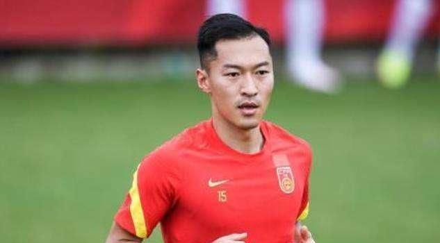 那司机使劲抓住蒋明的衣领，把他拉近了，盯着他怒道：你给老子看清楚，老子叫马忠良，听说过老子的名字没有？蒋明一听这话，顿时吓得面色苍白。